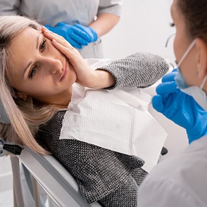 Lady has oral pain at dentist’s office